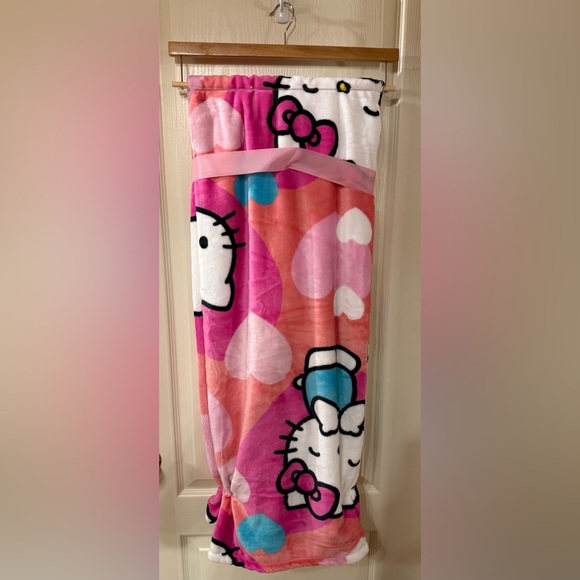 HELLO KITTY Colorful Hearts VALENTINE Blanket - Picture 4 of 4